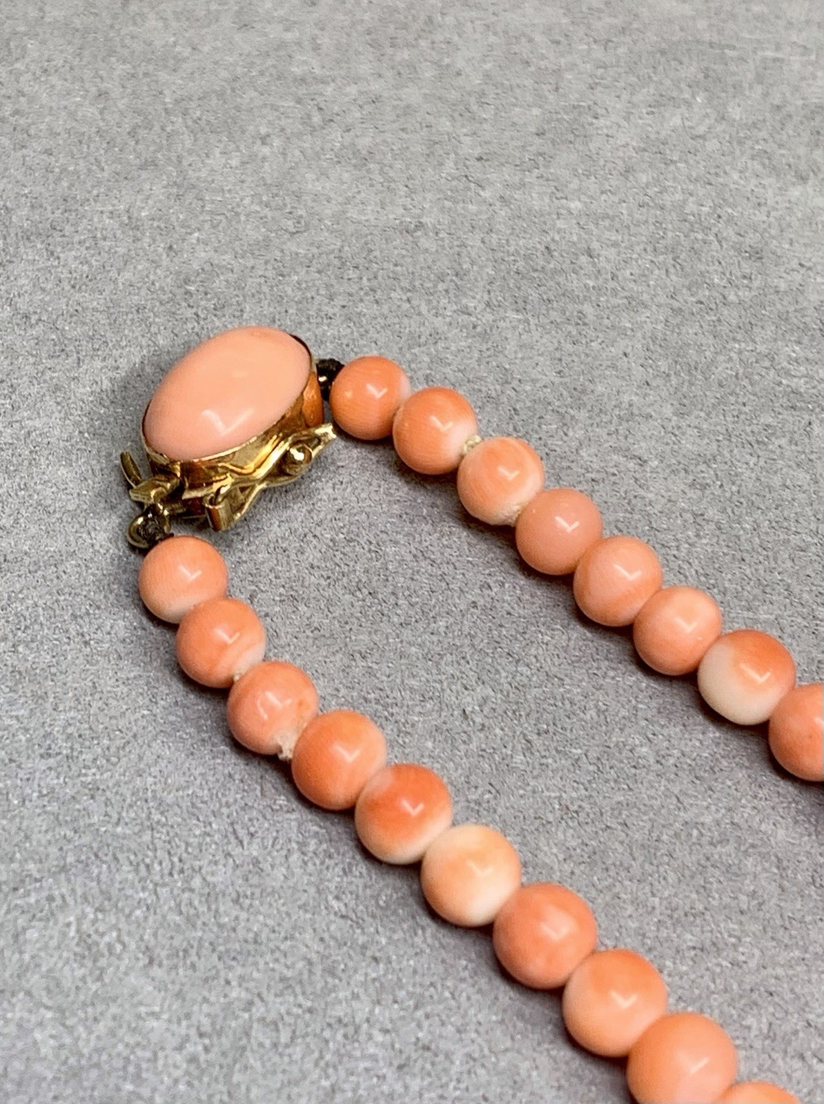 Vintage 1960’s 18K Yellow Gold Pink Coral Graduating Beaded Necklace 13.50mm 20”