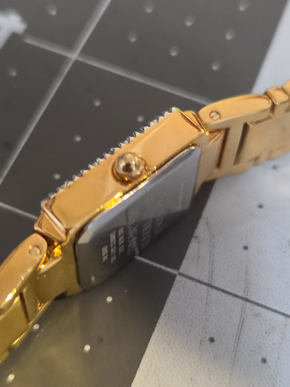 Vtg 2000 BULOVA Ladies 16mm Watch Gold Tone DIAMONDS Bezel MOP Tank 7.5″ – RUNS