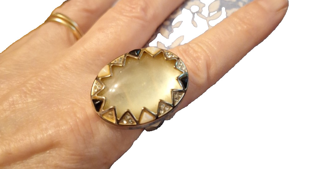 HOUSE OF HARLOW 1960 SUNBURST PEARLIZED RESIN CABOCHON COCKTAIL RING 8 Statement