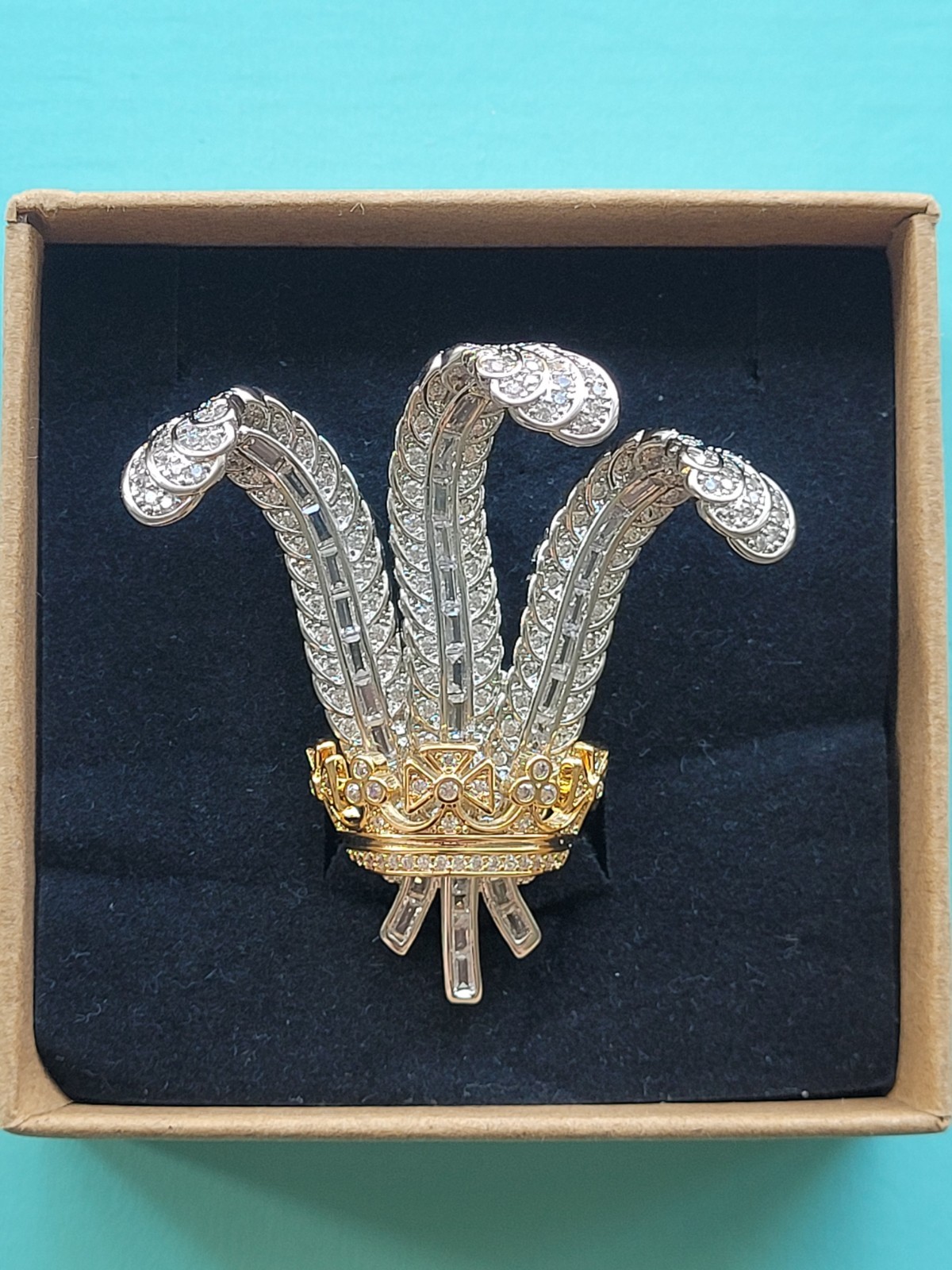 Duchess of Windsors Prince of Wales brooch, Elizabeth Taylor,royal, Gift