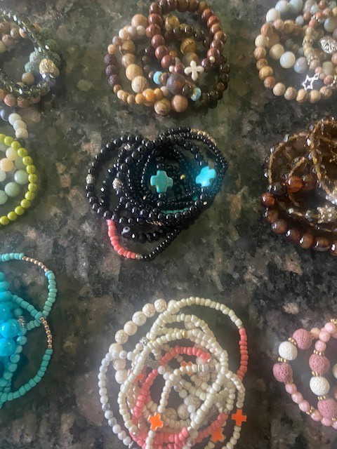 Preowned Lot Of 60+ Assorted Bead Bracelets Stretchy Multicolors