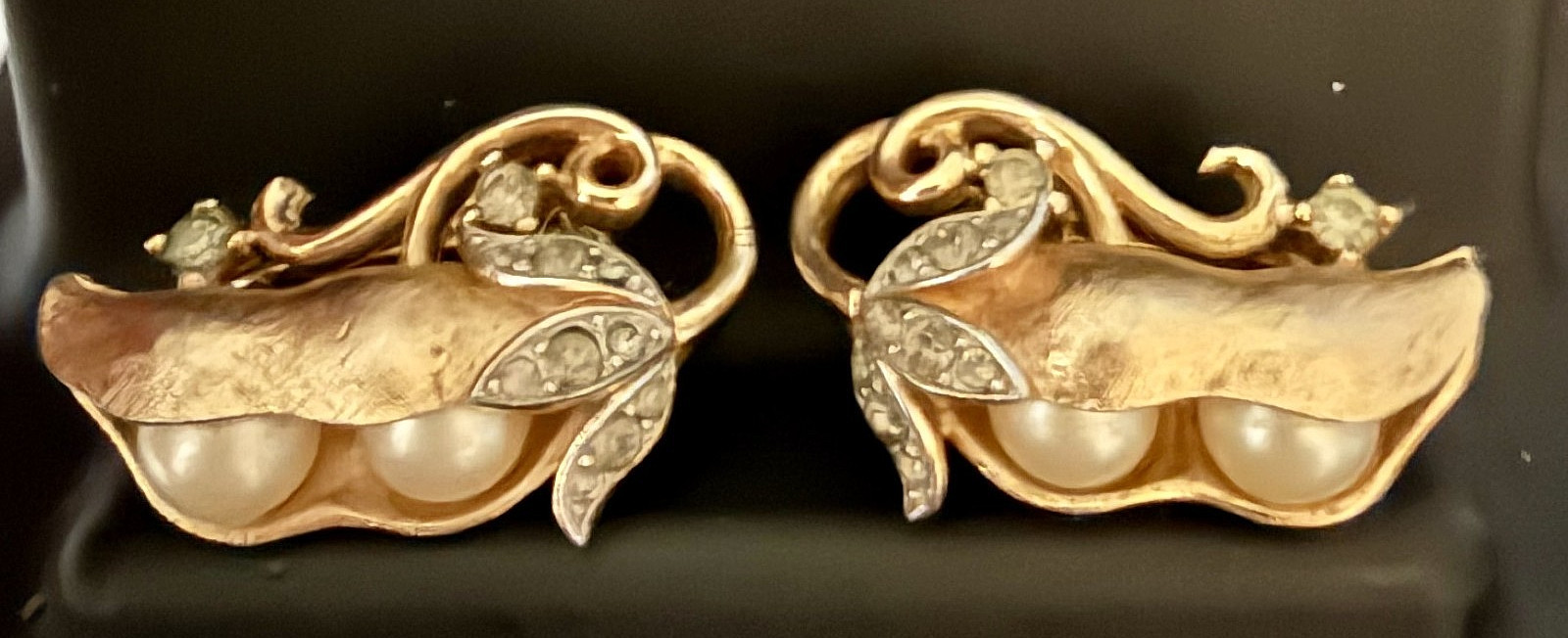 Truly Vintage TRIFARI ALFRED PHILIPPE Pea Pod Earrings Rhinestone Gold Tone.