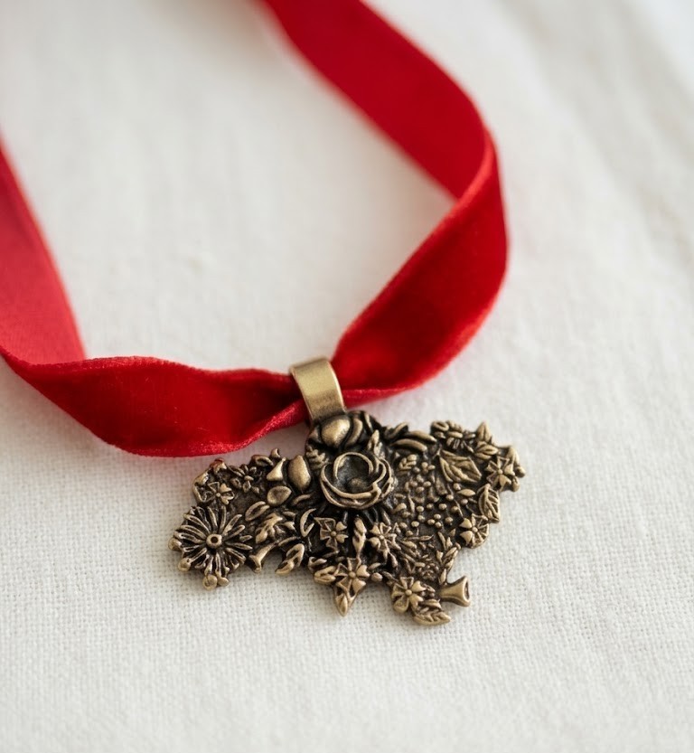Ukraine Map Pendant , Floral Ukraine Necklace, Patriotic Jewelry Gif
