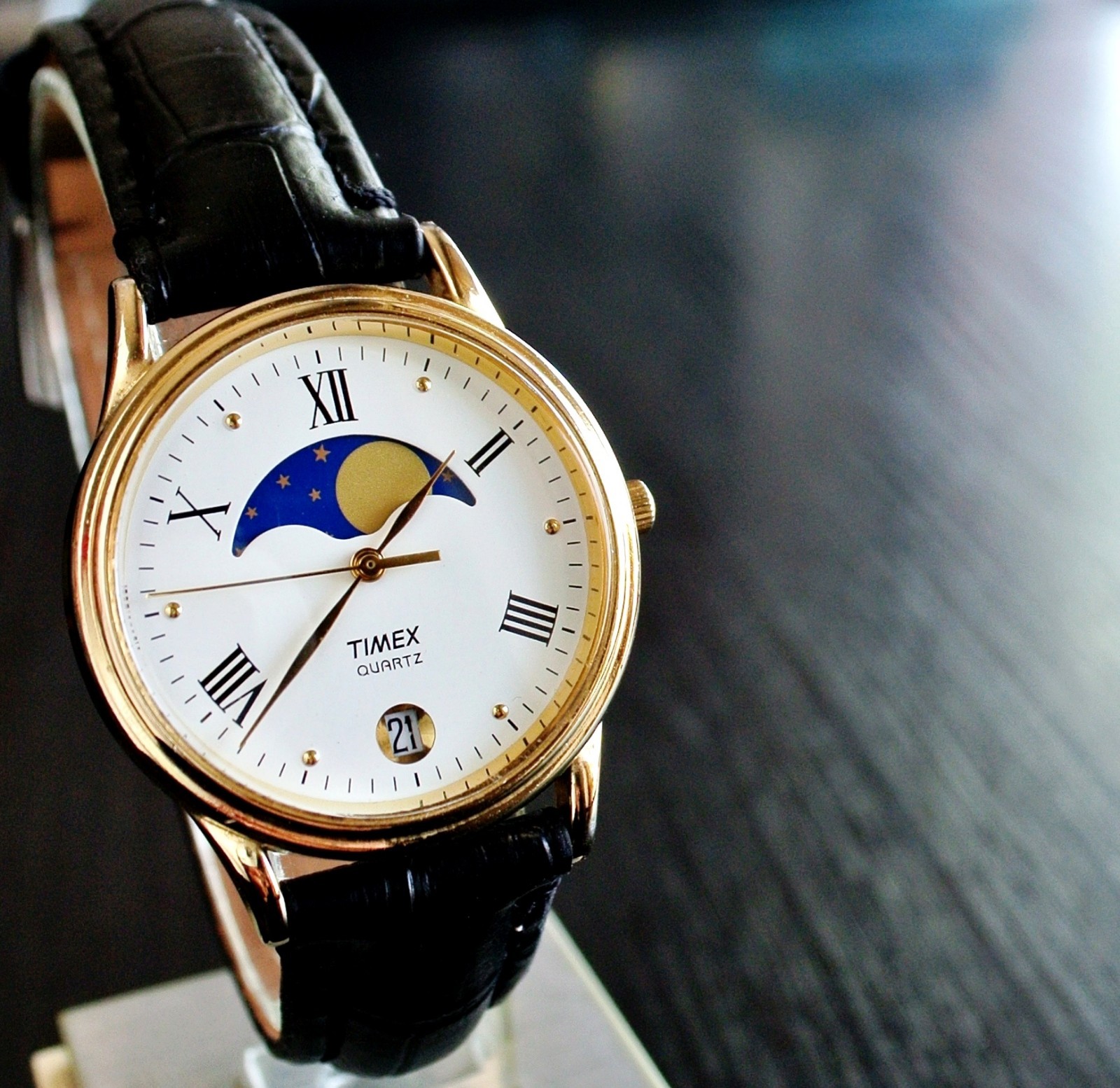 VINTAGE TIMEX DATE ELEGANT MOON PHASE DIAL QUARTZ MEN’S GOLDEN BLACK DRESS WATCH