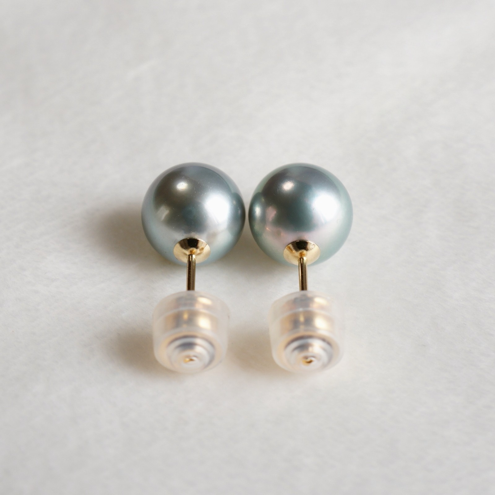 High Luster 8.7mm Round Gray-Blue Japanese Akoya Pearl Stud Earrings 18K Gold