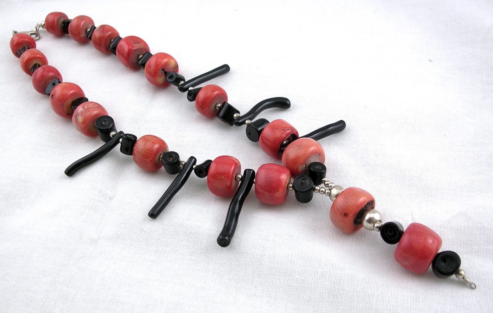VINTAGE RED AND BLACK CORAL SILVER NECKLACE AND EARRINGS