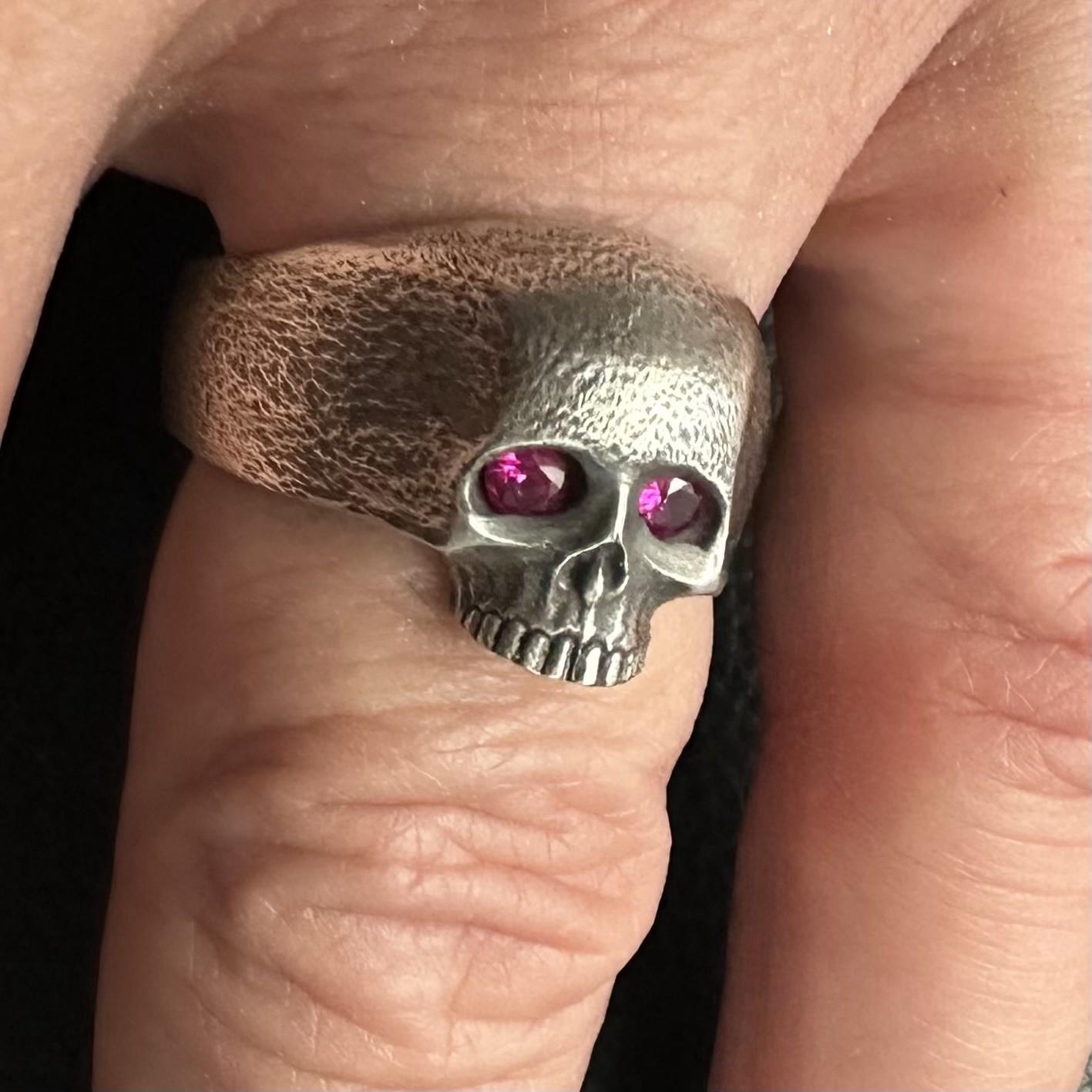 MJG STERLING SILVER KR SKULL RING. /ruby eyes. SZ 10. 18 GR. STREET FINISH