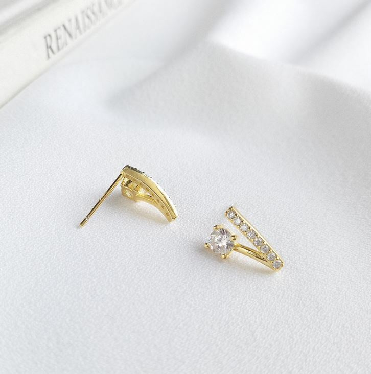 Small Diamonique CZ V shape Stud Earrings 18K Gold Plated Sterling Silver D20
