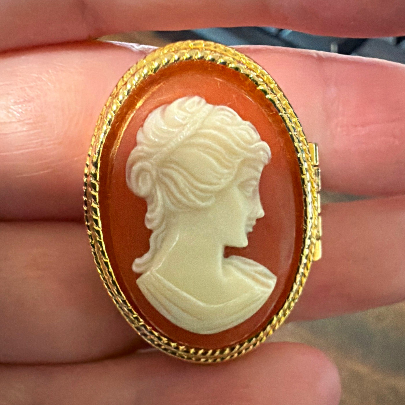 Avon Gold Tone Cameo Locket Ring Hinged Oval Solid Perfume Compact