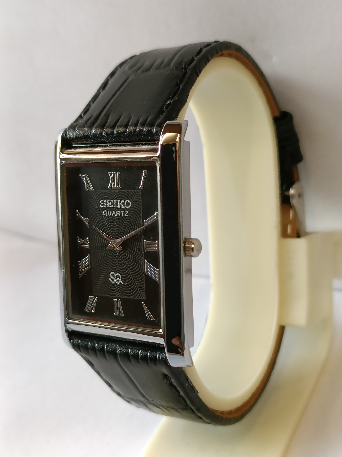 VINTAGE SEIKO SLIM QUARTZ BLACK DIAL JAPAN MEN’S WORKING DRESS WATCH