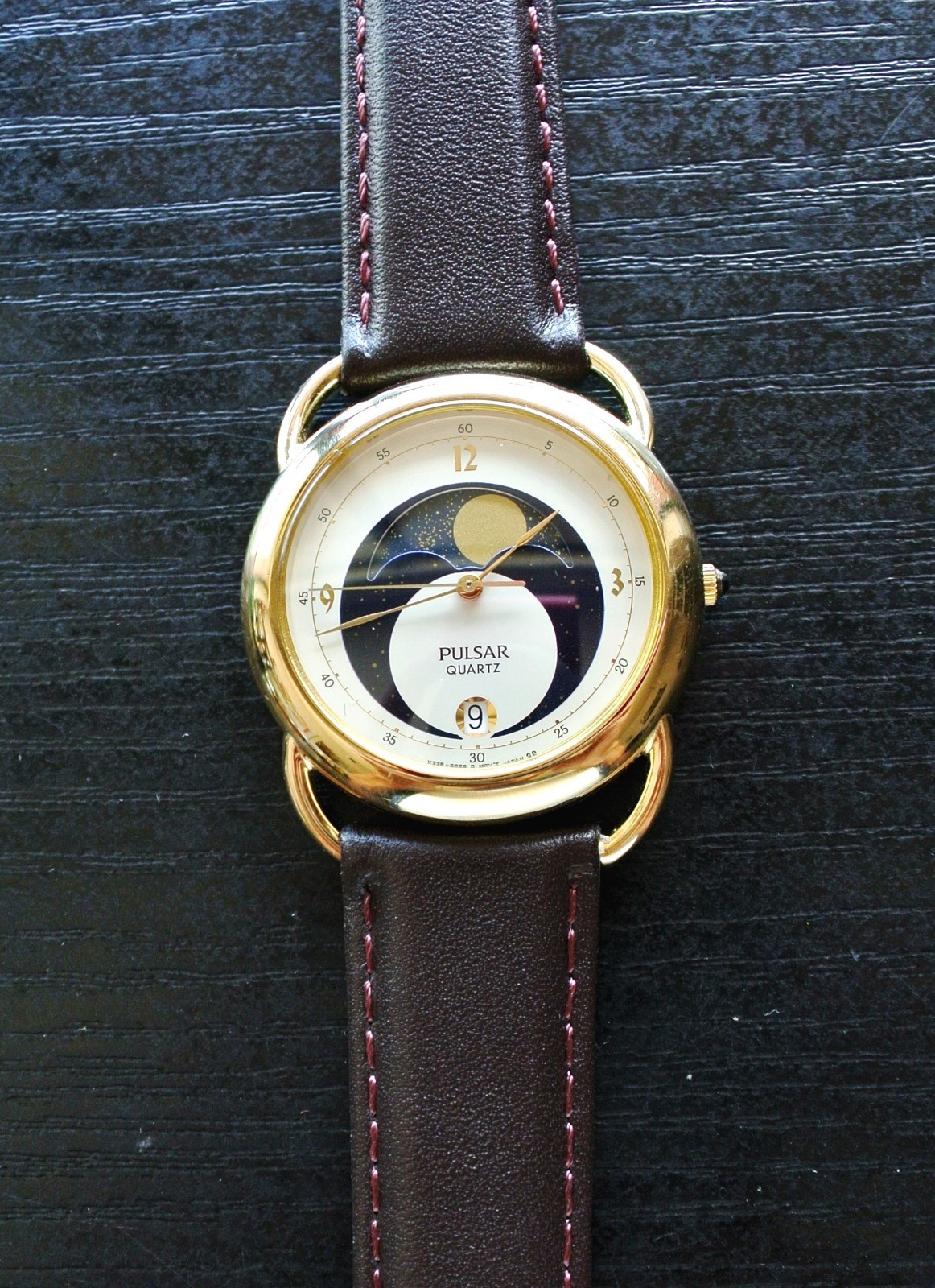 VINTAGE PULSAR SEIKO DATE ELEGANT MOON PHASE QUARTZ MEN’S GOLD BROWN DRESS WATCH