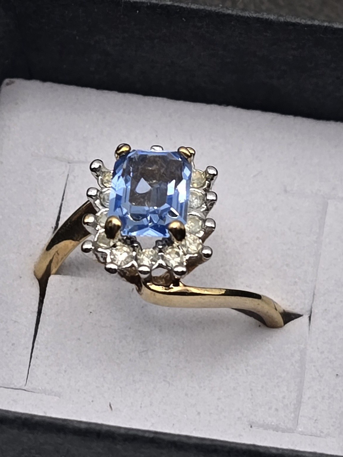Vintage 18K HGE Fauz Blue Topaz Rhinestone Cocktail Ring – Size 7.5