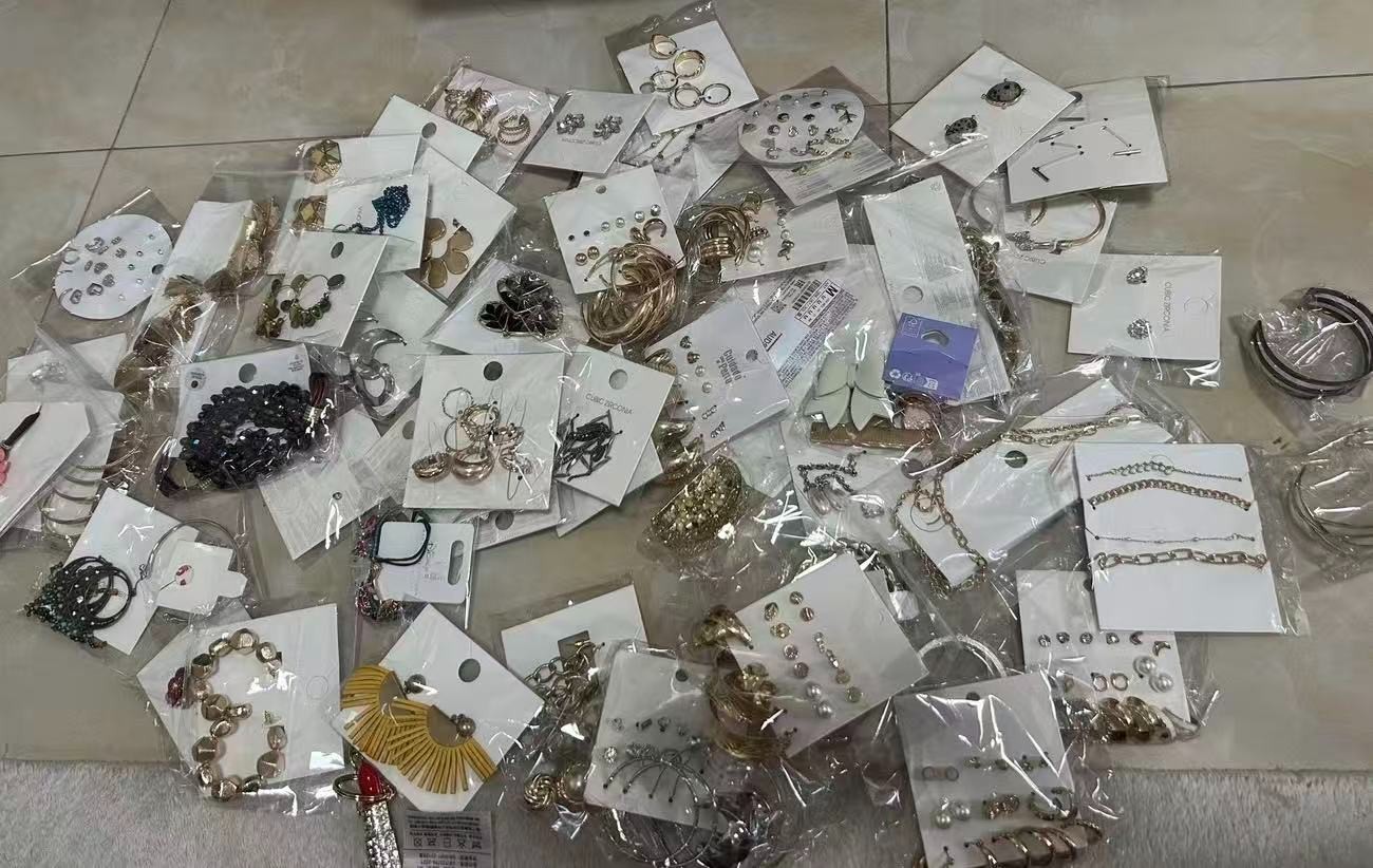 500g Random Surprise Jewelry Lot Necklaces Earrings Rings Bracelets Brooches