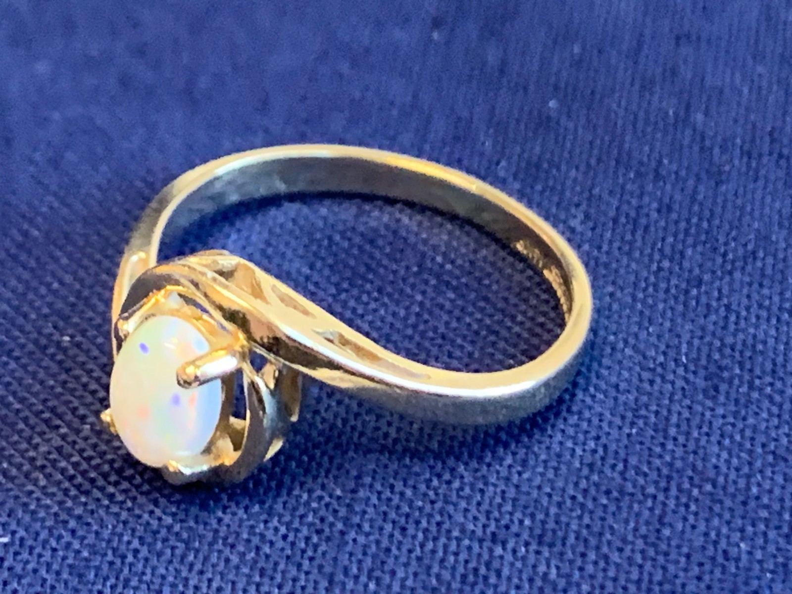 14K Yellow Gold Ring 1.95g Fine Jewelry Size 5 Band Opal Look Stone *READ*