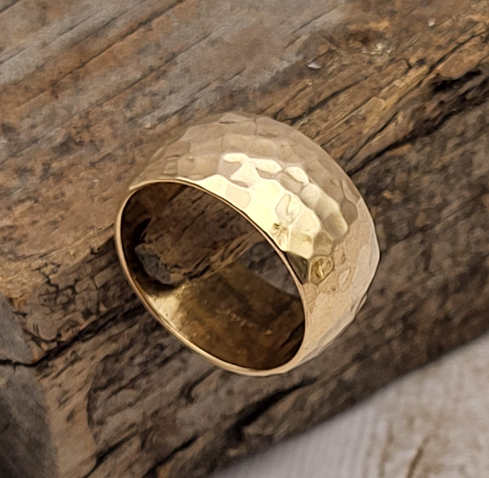 Vintage 14K Yellow Gold 10mm Wide Hammered Wedding Band Ring Sz 8