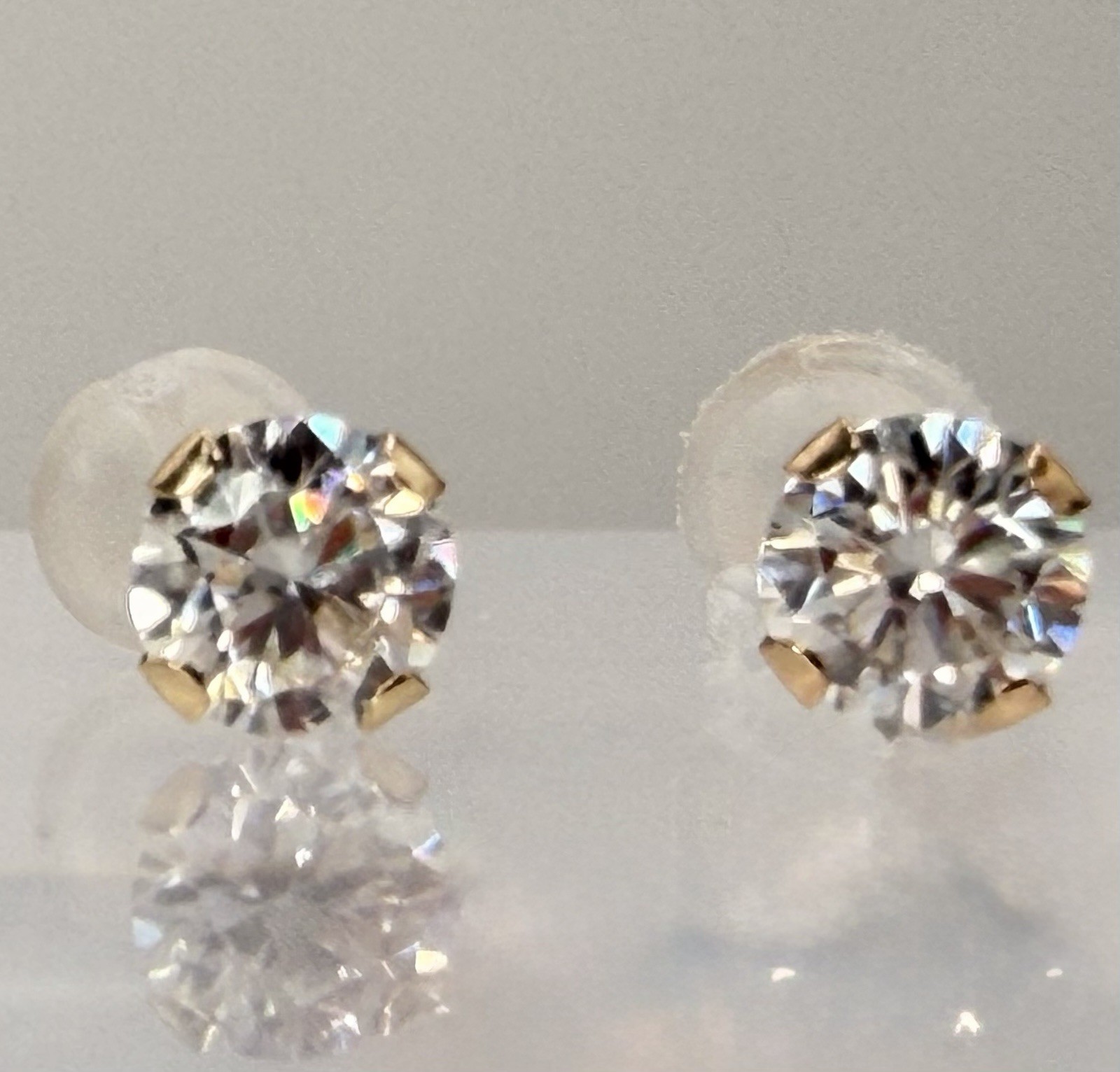 14k Yello Gold Moissanite Stud 0.47 CT 0.23g
