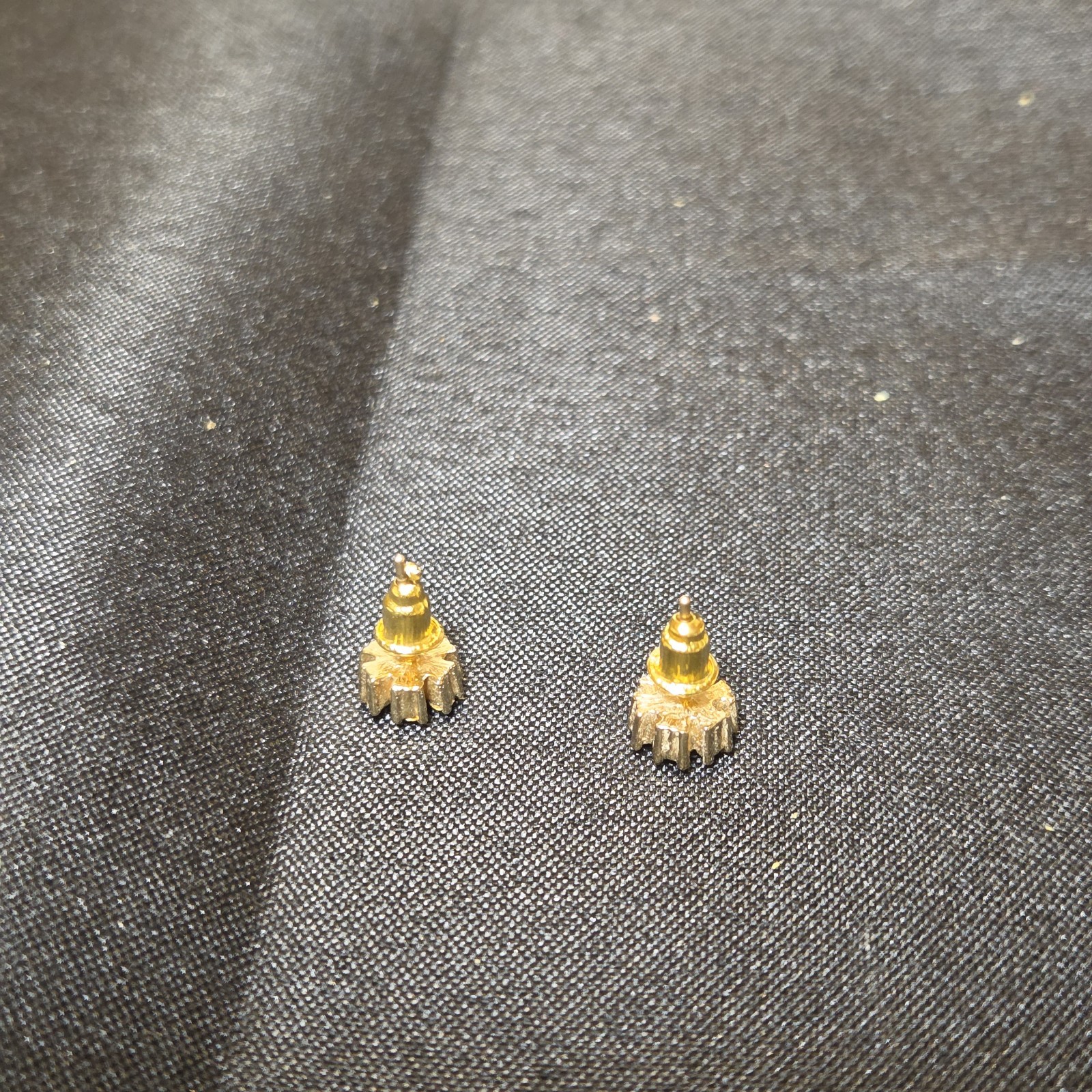 Beautiful Gold-tone Floral Crystal Stud Earrings With A Sparkling, Elegant…