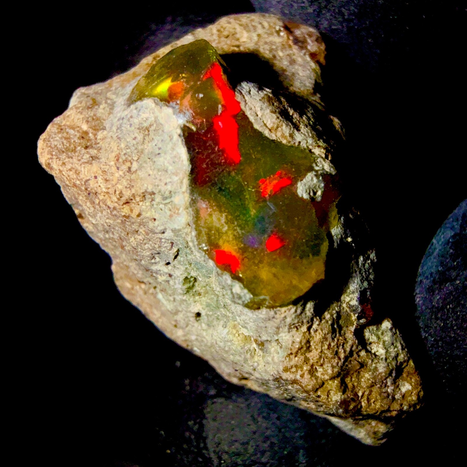 Ethiopian Opal rough, Natural opal, gemstone Black Dry Fire opal 13 Ct 20×15 mm