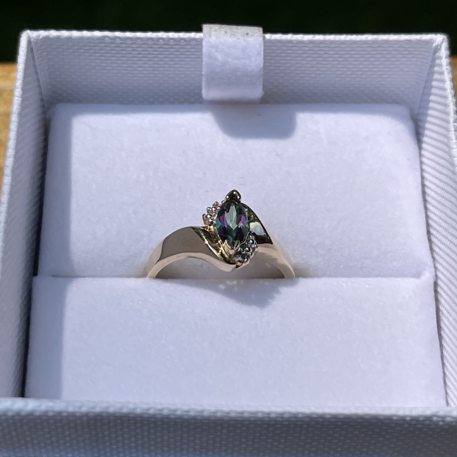 10k Solid Yellow Gold with Mystic Topaz Accent Ring Size 7; 2.4 grams, gorgeous