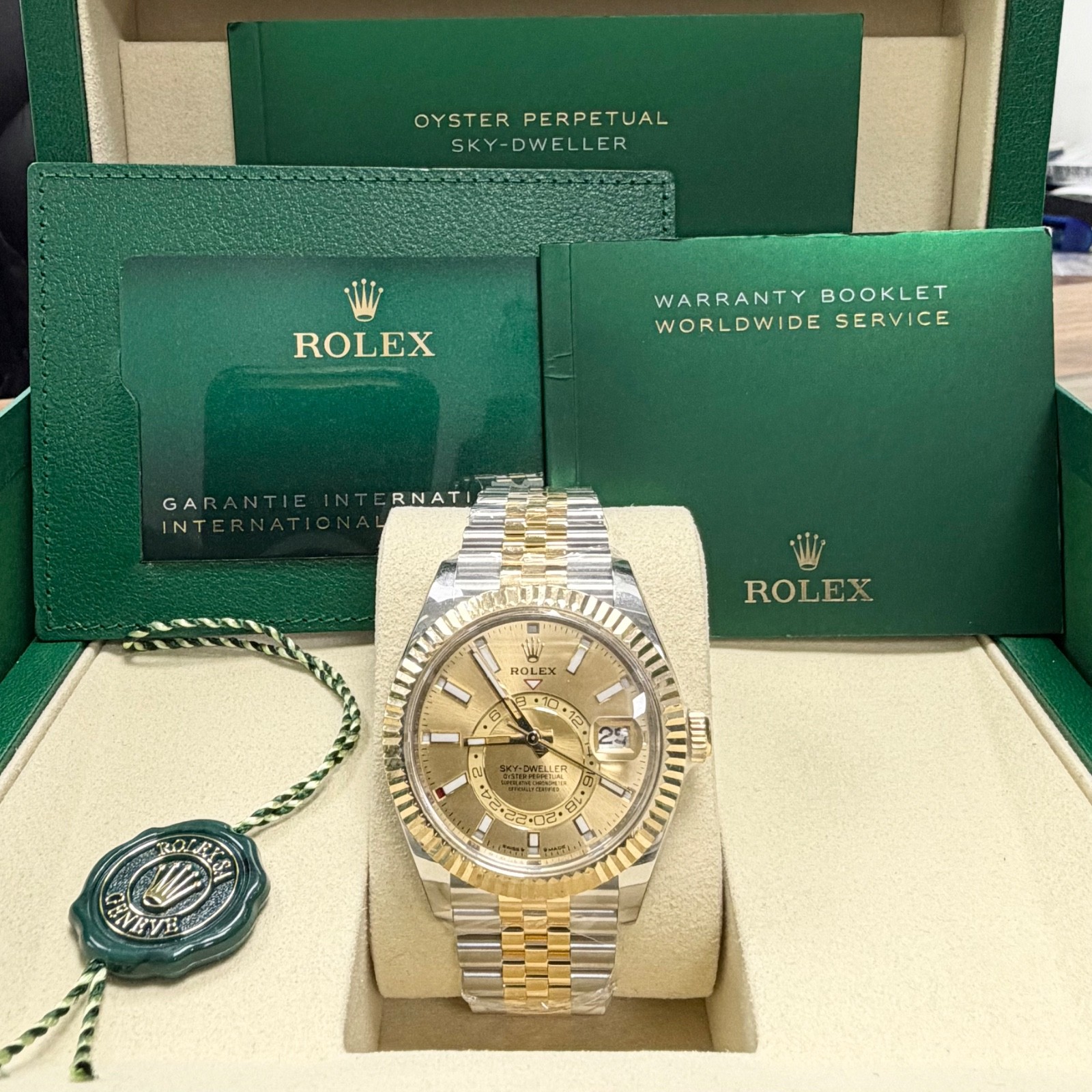 Rolex Skydweller 2025 42mm 336933 Champagne Dial 18K YG Bezel TT Jubilee B&P