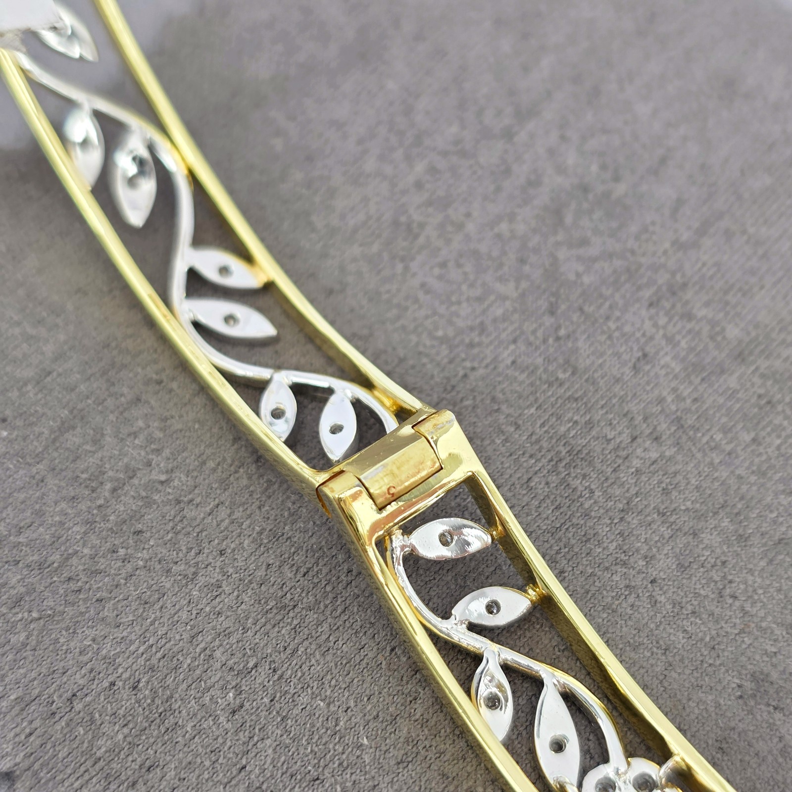 $10,890 Simon G. Trellis Floral 18kt Two-Tone 1ctw Natural Diamond Bracelet