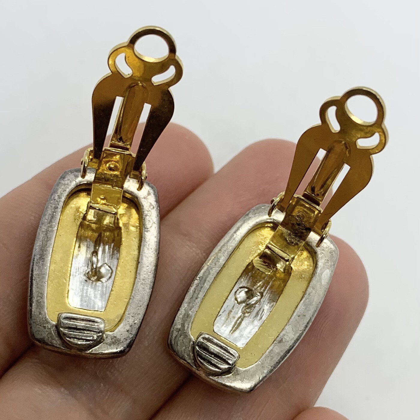 VTG CHIC SATIN BRUSHED SILVER GOLD PEBBLED STUDDED RECTANGULAR EARRINGS CLIP-ON