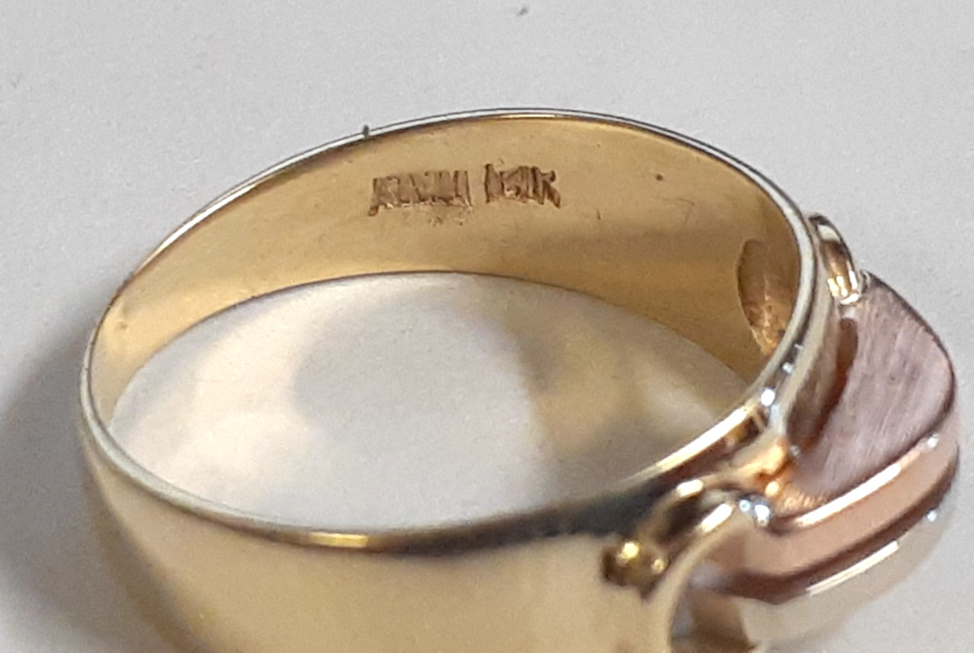 (RI4) 14k Three-Tone Gold Ring (3.2 Grams) Size 5.5