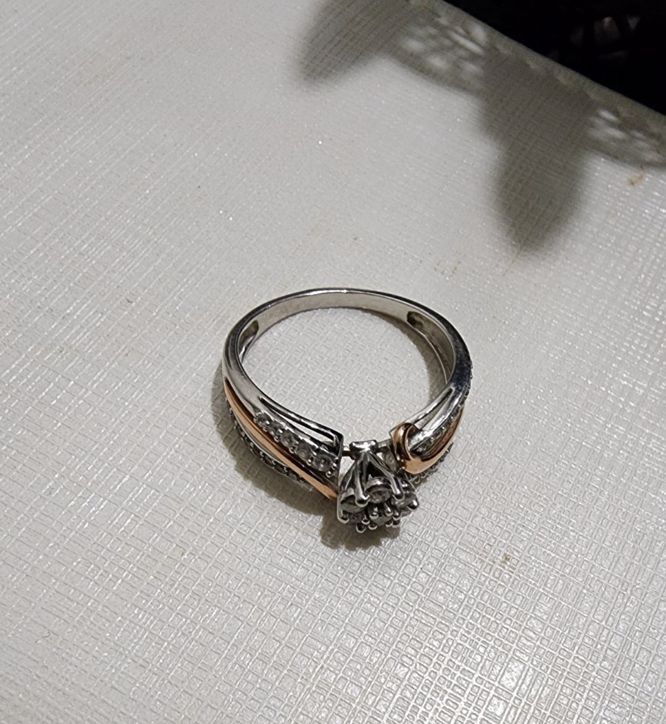 Zales flower diamond ring size 8