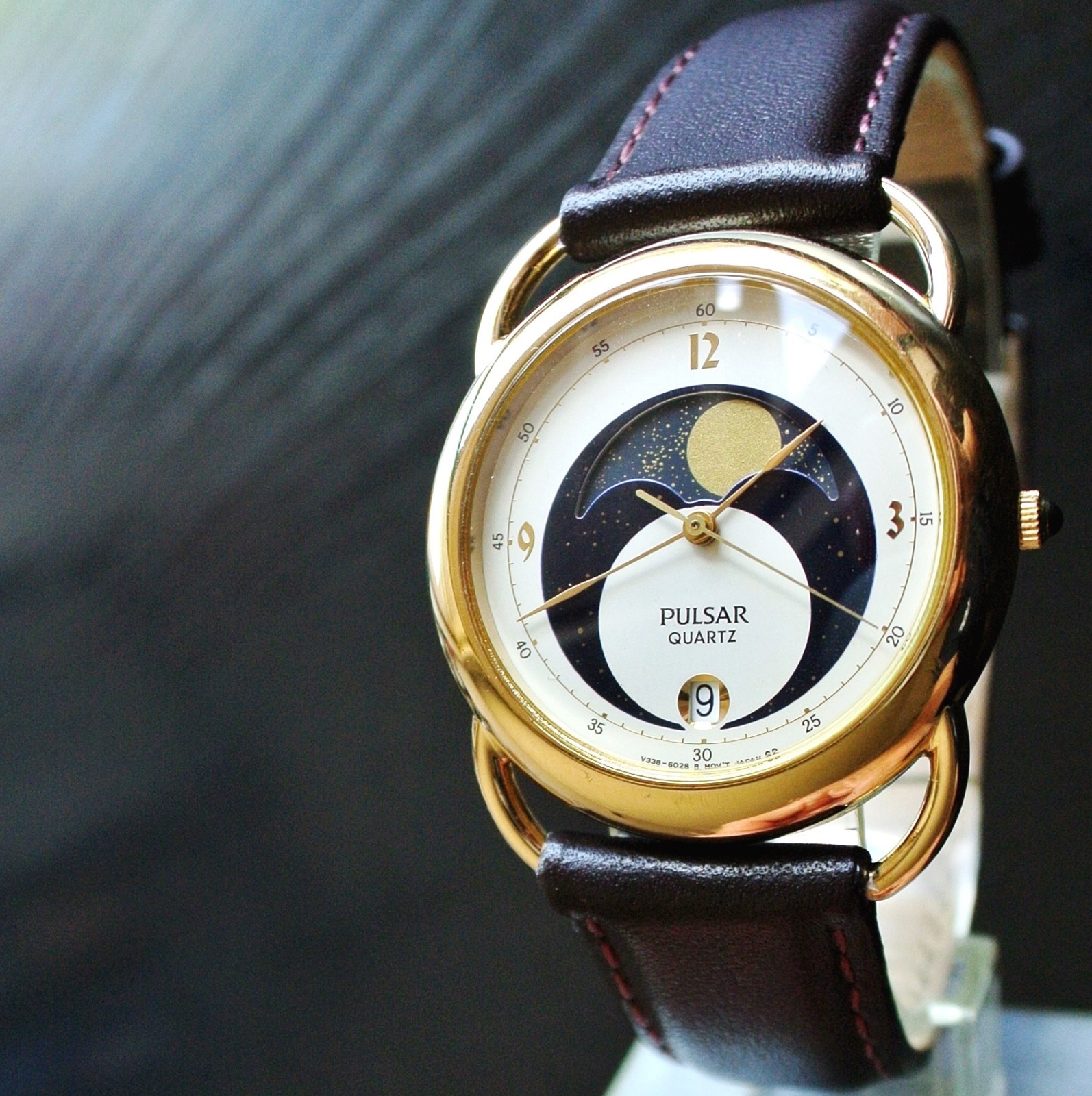 VINTAGE PULSAR SEIKO DATE ELEGANT MOON PHASE QUARTZ MEN’S GOLD BROWN DRESS WATCH