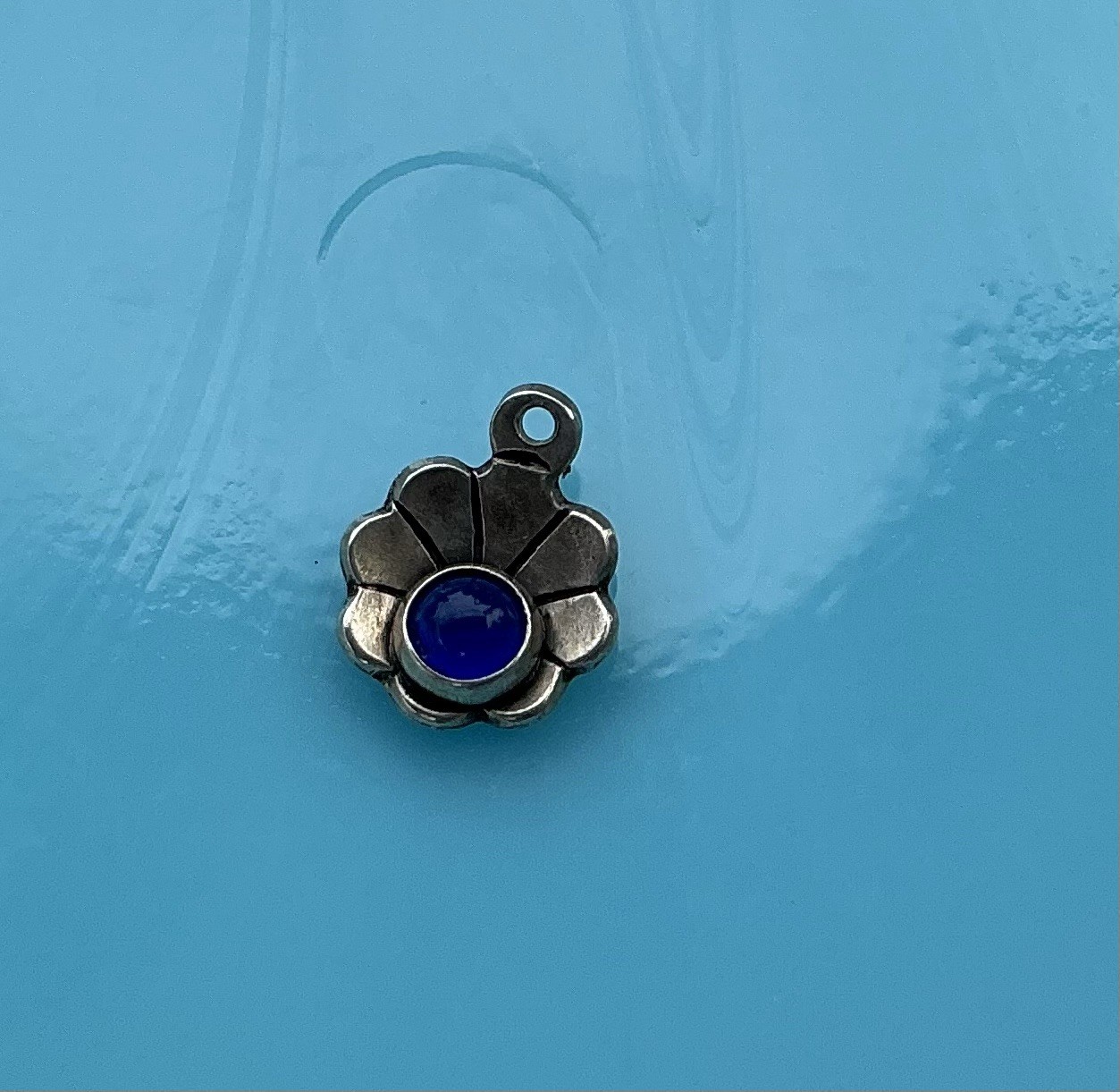 925 Sterling Silver Tiny Blue Sapphire Shell Shaped Charm September Birth .5g