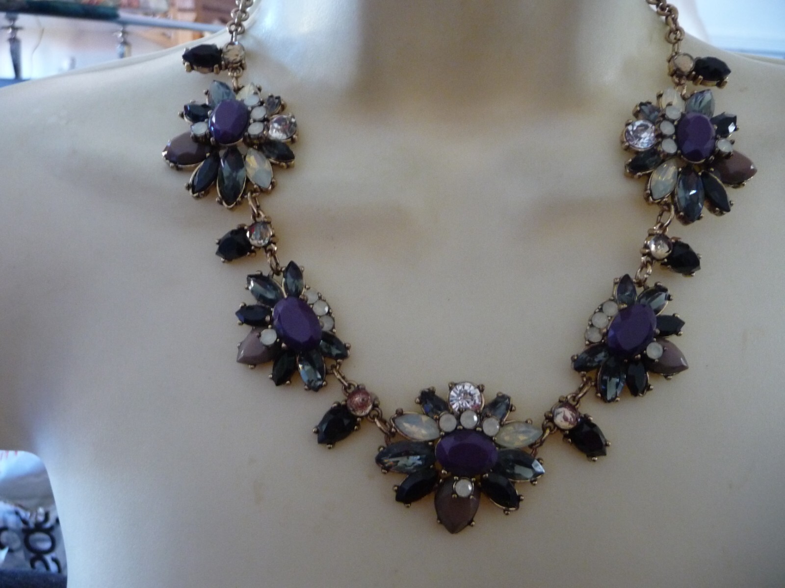 STATEMENT BLACK GRAY WHITE CLEAR STONES FLOWERS NECKLACE #204A