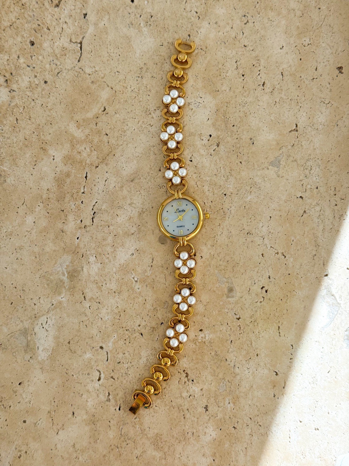 Elegant Women Pearl Watch Bracelet In Gold Tone With Minimalist Vintage Style