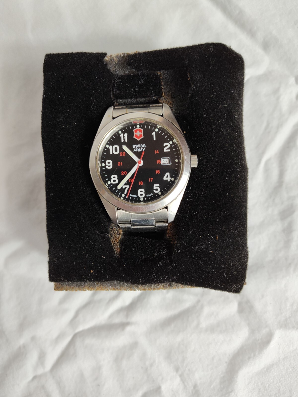 Victorinox Swiss Army Mens Garrison Black Dial Watch – orig band and NEW BATTERY