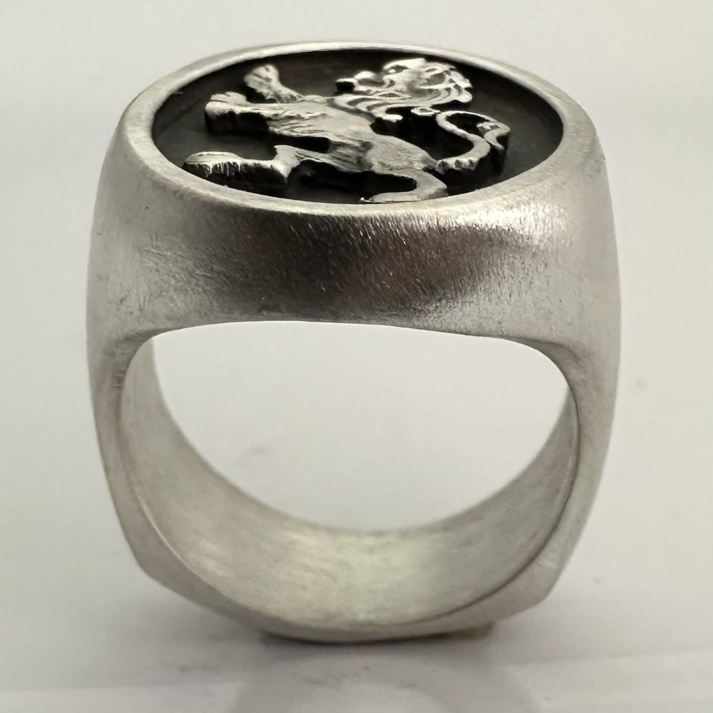 MJG STERLING SILVER LARGE RAMPANT LION OVAL TOP RING @ 1″. 26 GRAMS. SIZE 10+