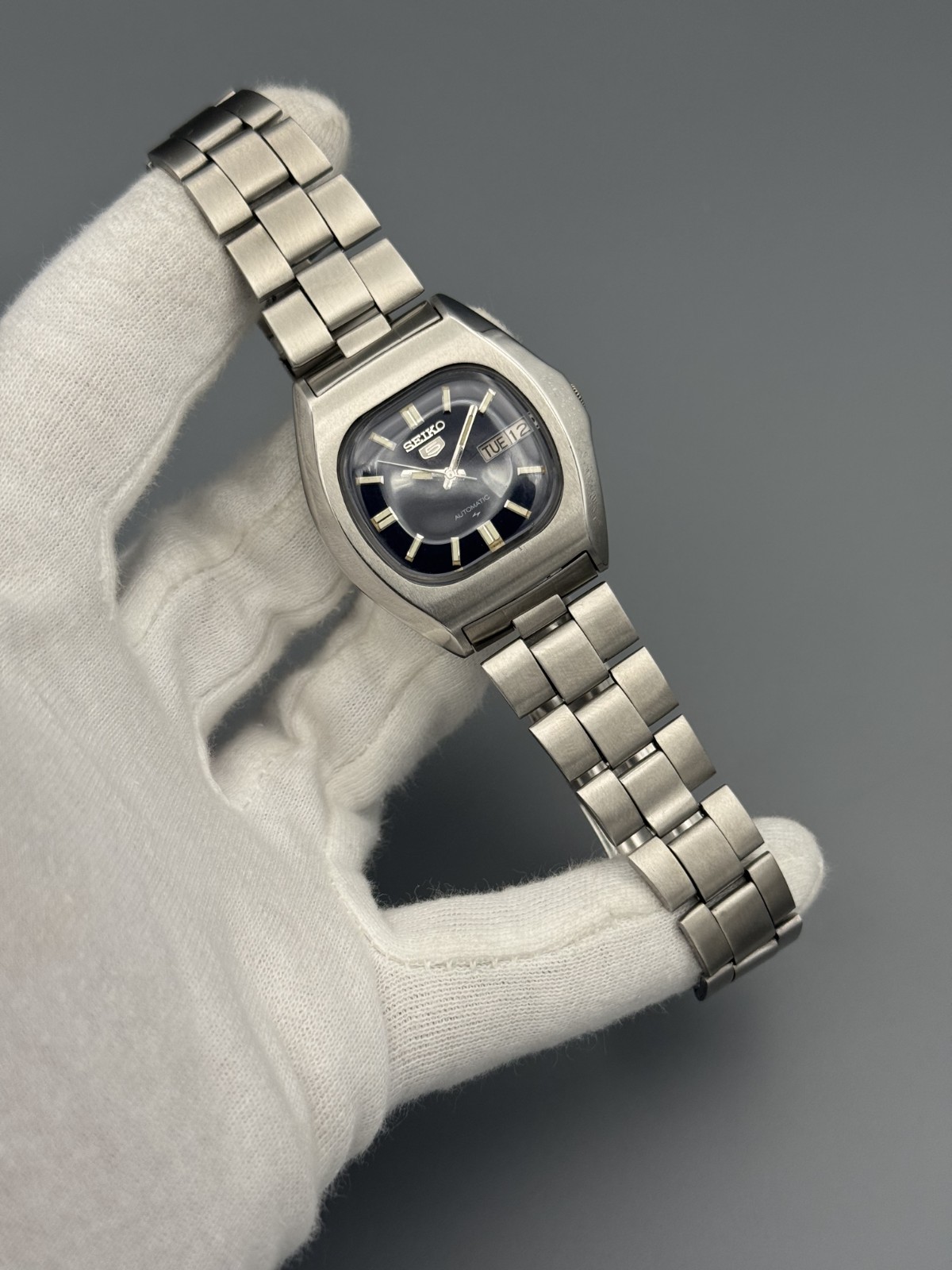 TV Shape Vintage Seiko 5 Automatic Black Dial Day/Date Men’s Wrist Watch Japan