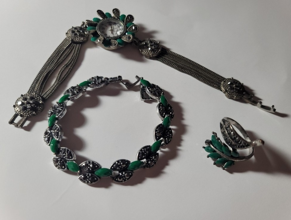 Vintage Style Green Stone & Silver-Tone Jewelry Set – Watch, Bracelet & Ring