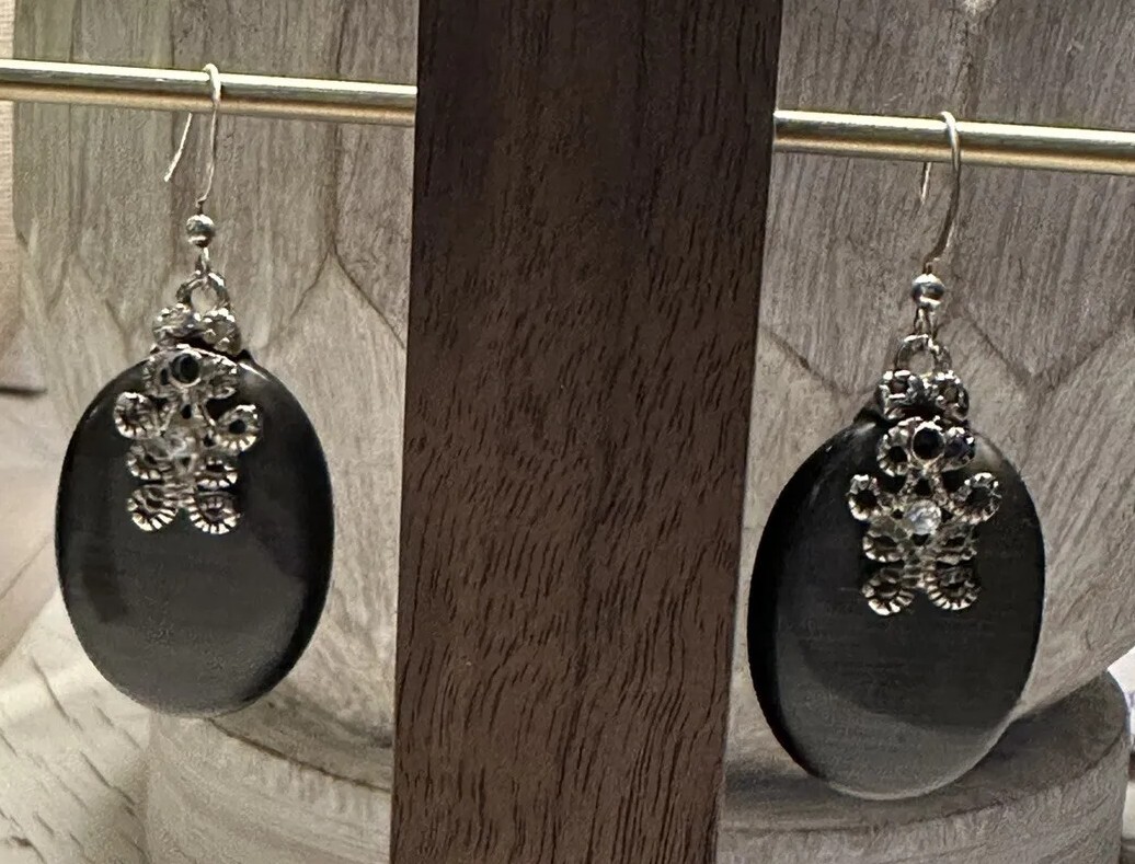 Beautiful Black dangle earrings with Silver Details &hooks