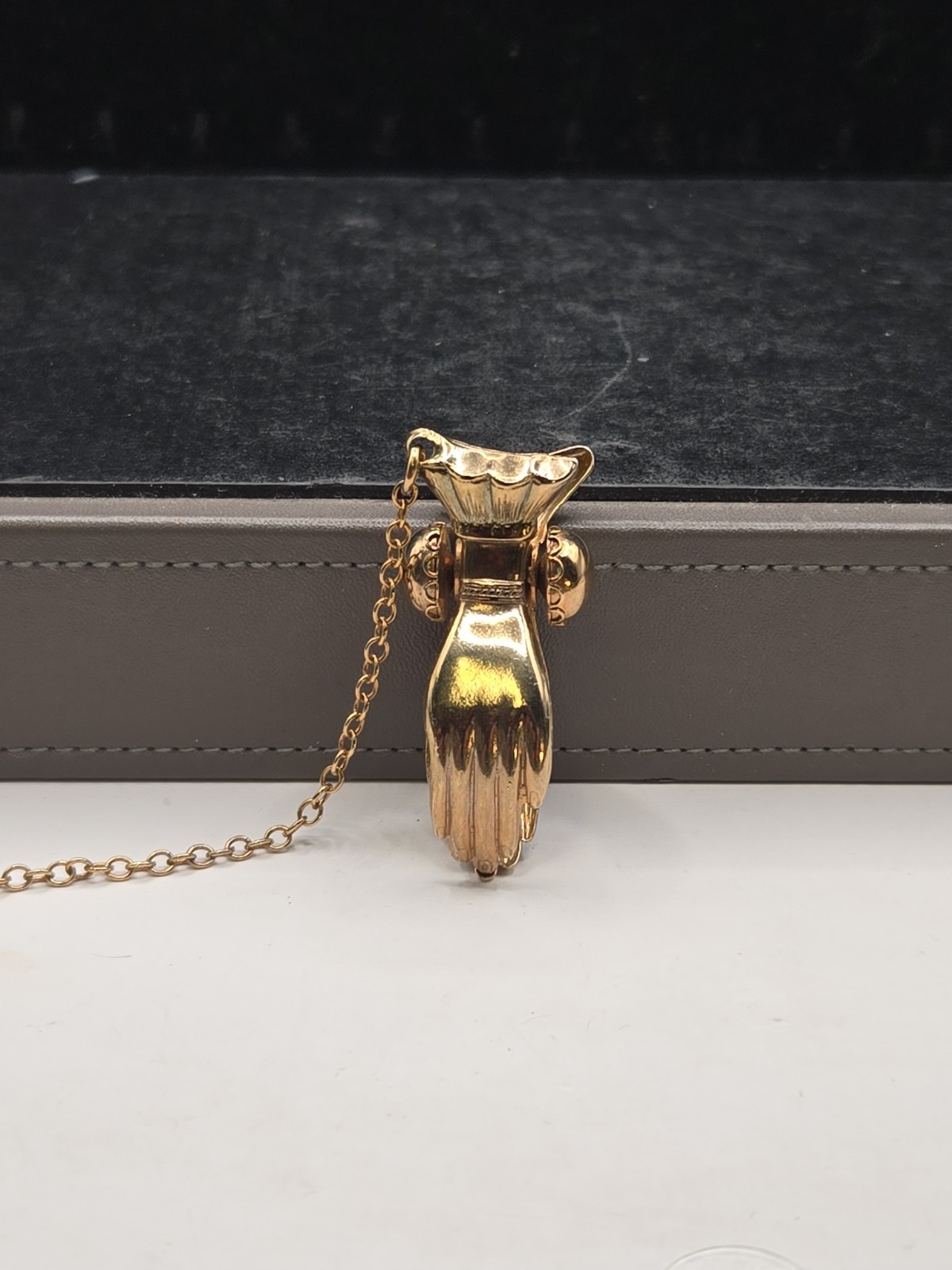 Unbranded Vintage Glove Or Scarf Holder Gold Tone (I-5)