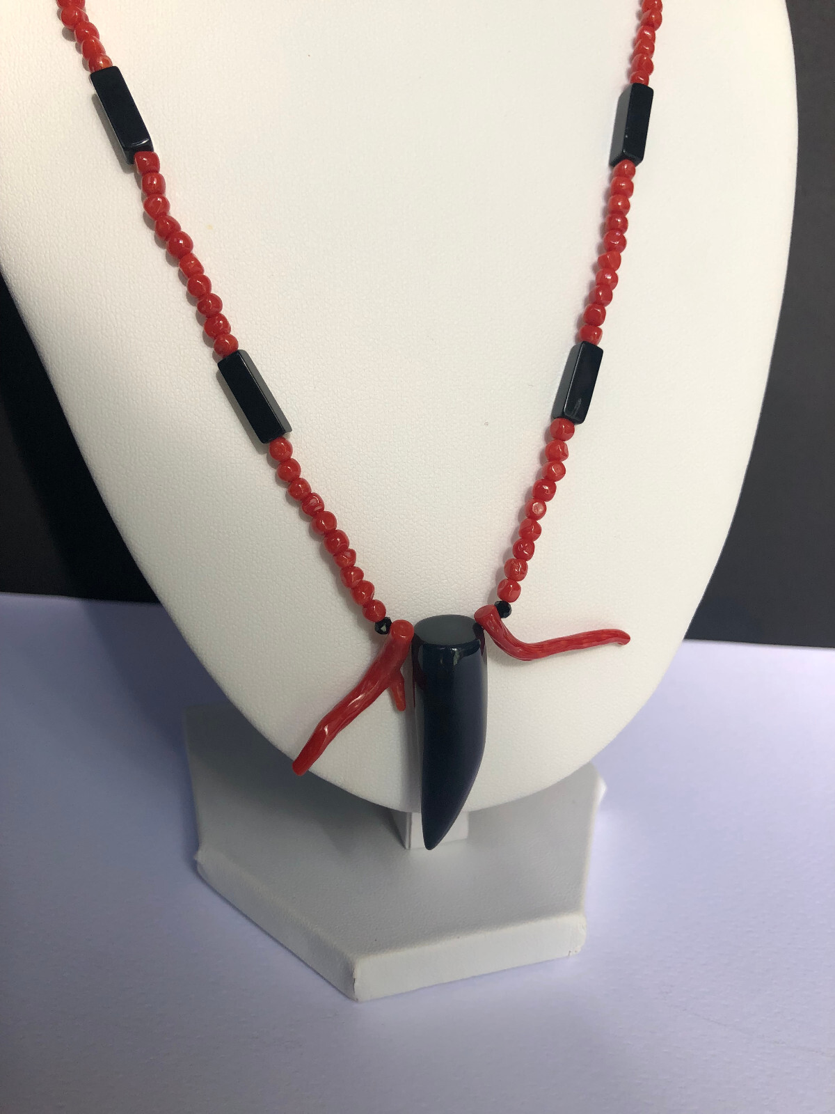 Collana a “pepite” di vero corallo rosso del mediterraneo e corno in onice