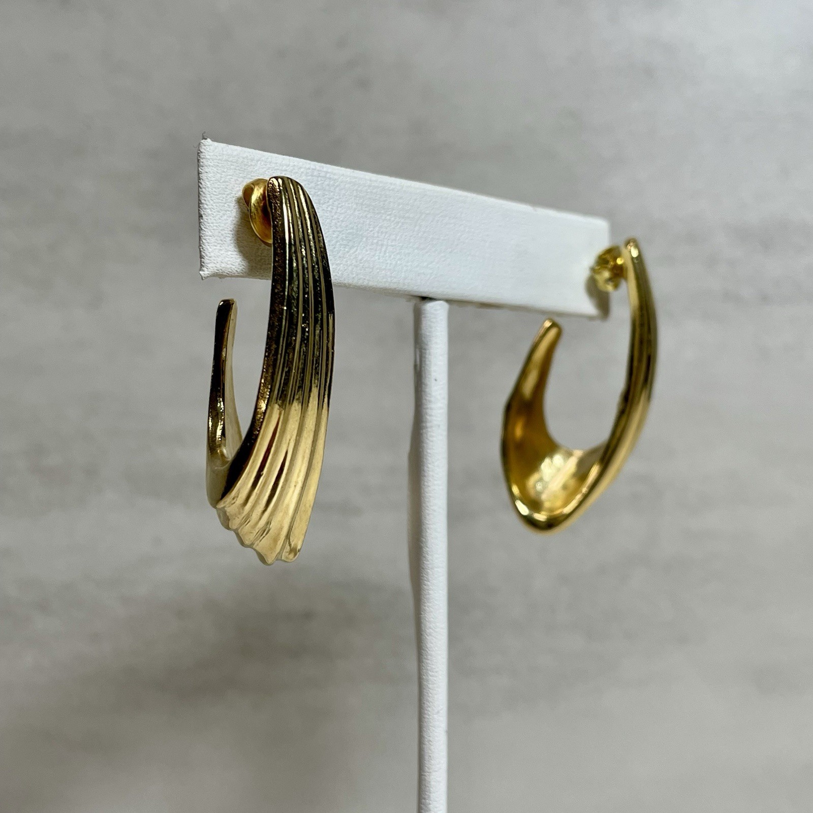 Vintage Trifari Gold Tone Ribbon Twist Hoop Earrings Modernist Signed Chunky 2”