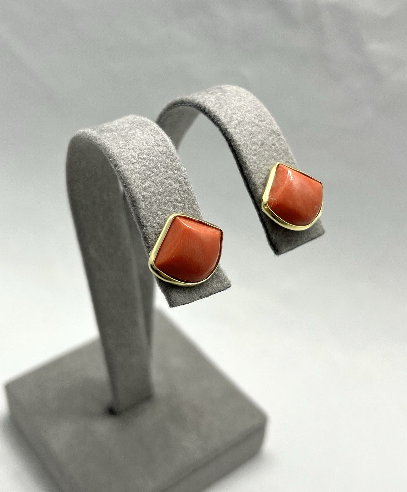 Mediterranean Red Coral Earrings 12x14mm in 18kt Gold – Fan – Italy