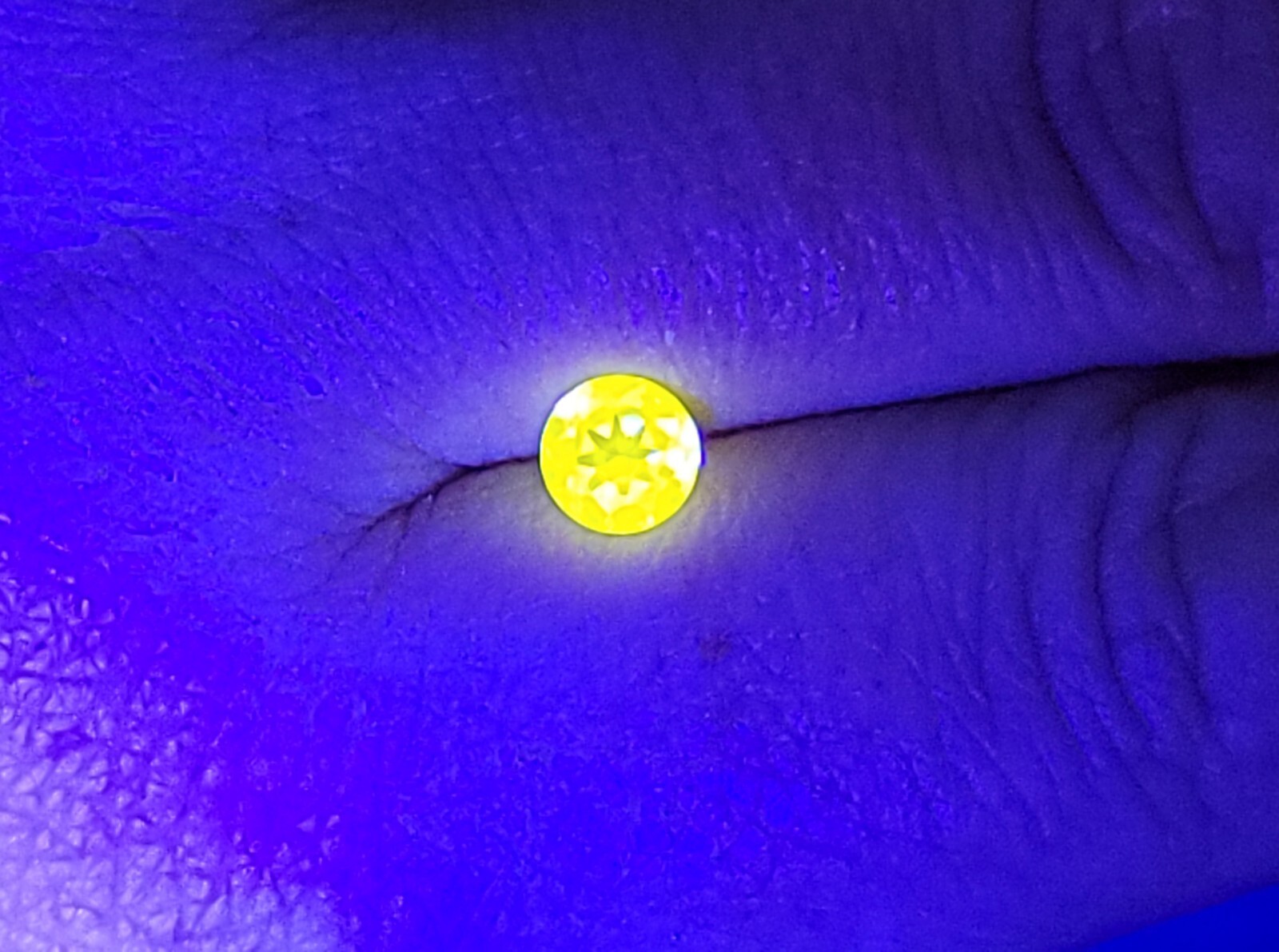 UV Yellow YAG Yttrium Aluminum Garnet 1.5ct Fluorescent Round Brilliant Cut Gem