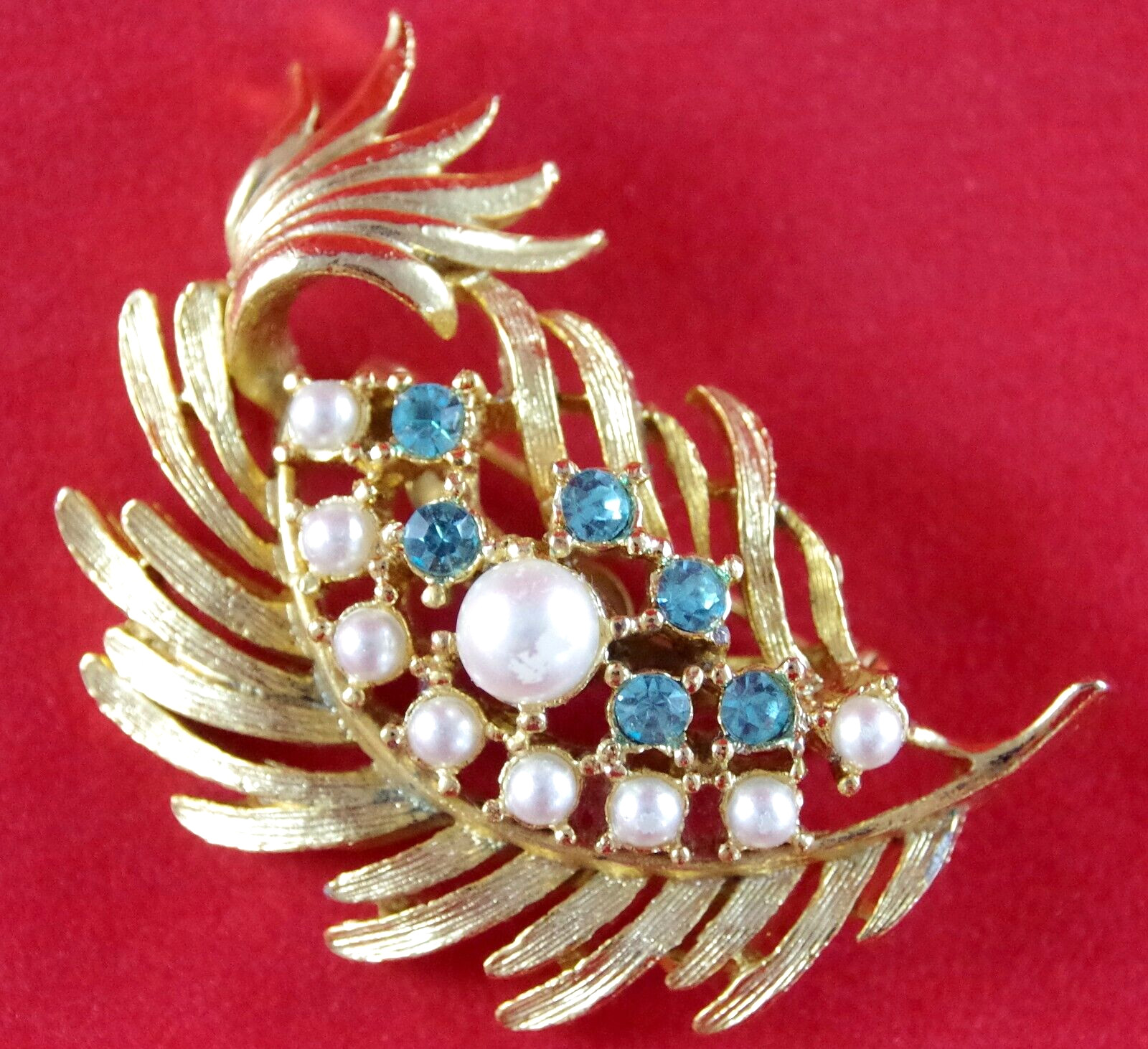 Pretty! VTG 1960’s GERRY’S RHINESTONE & PEARL GOLD FEATHER PLUME LEAF BROOCH PIN