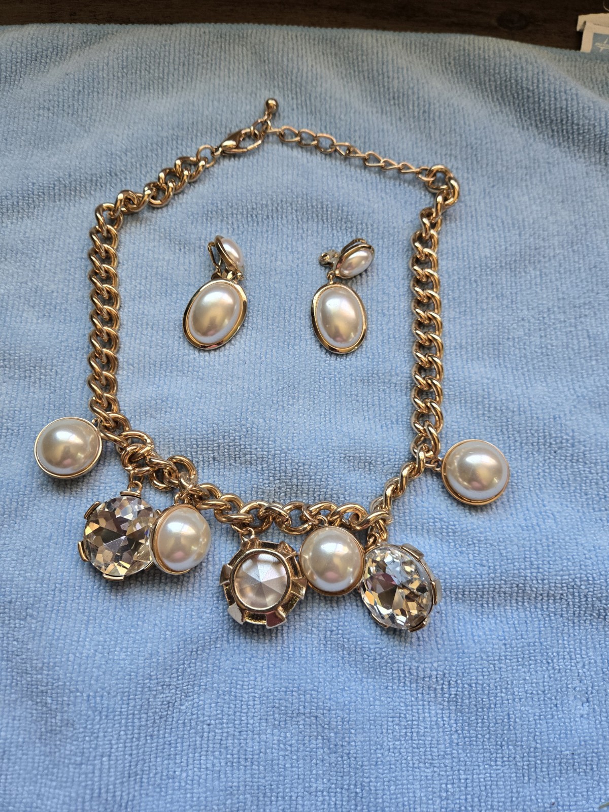 Gold-colored costume jewelry lot, 1,392.1 grams