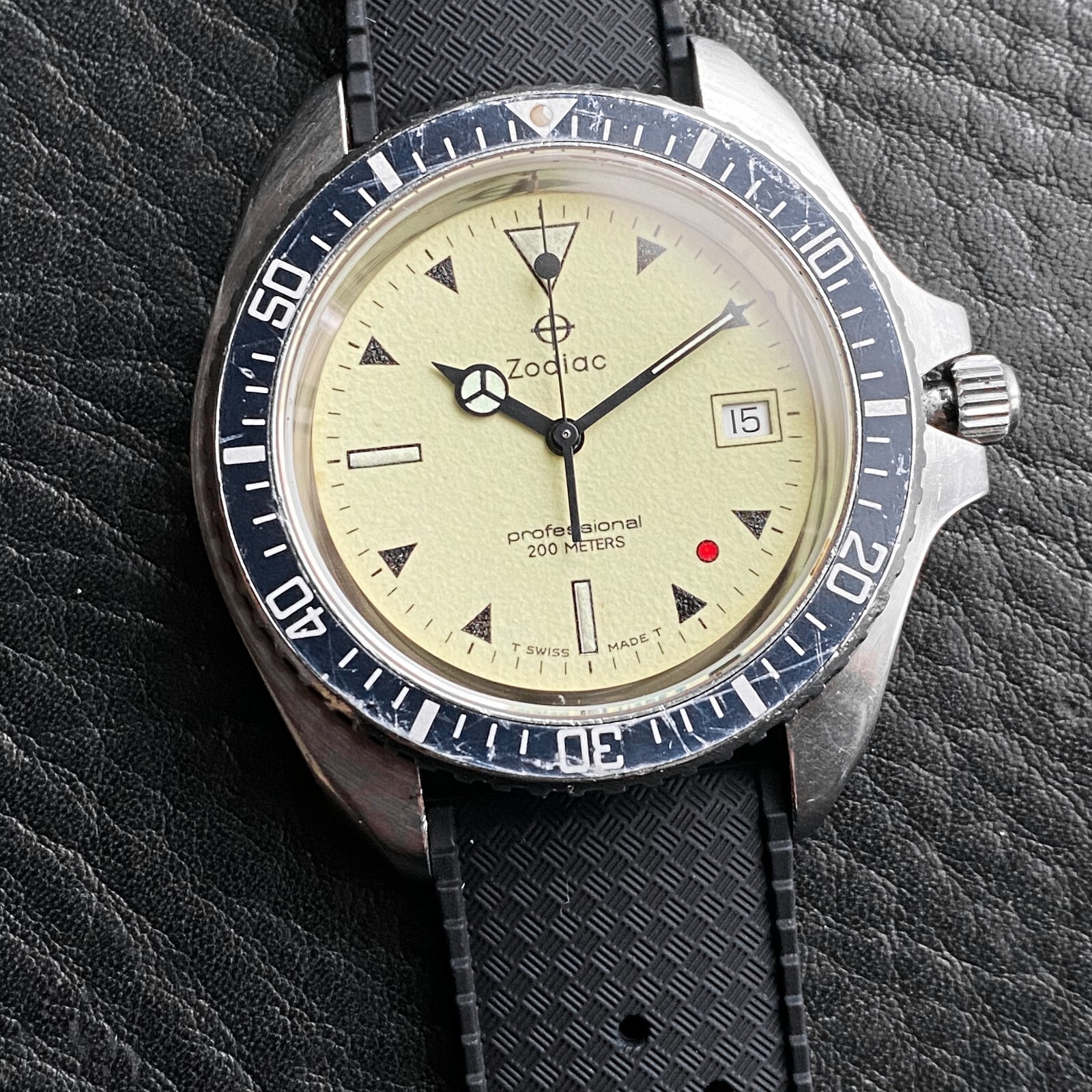 EXCELLENT ZODIAC VINTAGE RED POINT RED DOT 106.21.07 QUARTZ DIVER SWISS