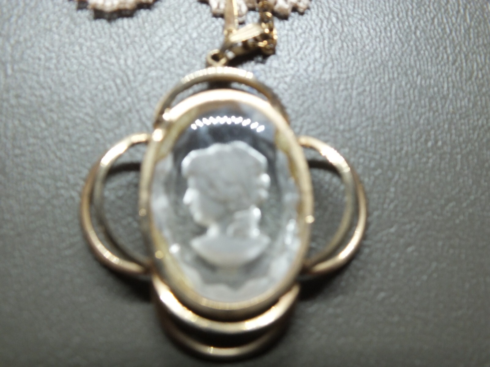 Beautiful Necklace Gold Tone Reverse Clear Cameo 1 1/2″ Pendant 19″ Chain NICE
