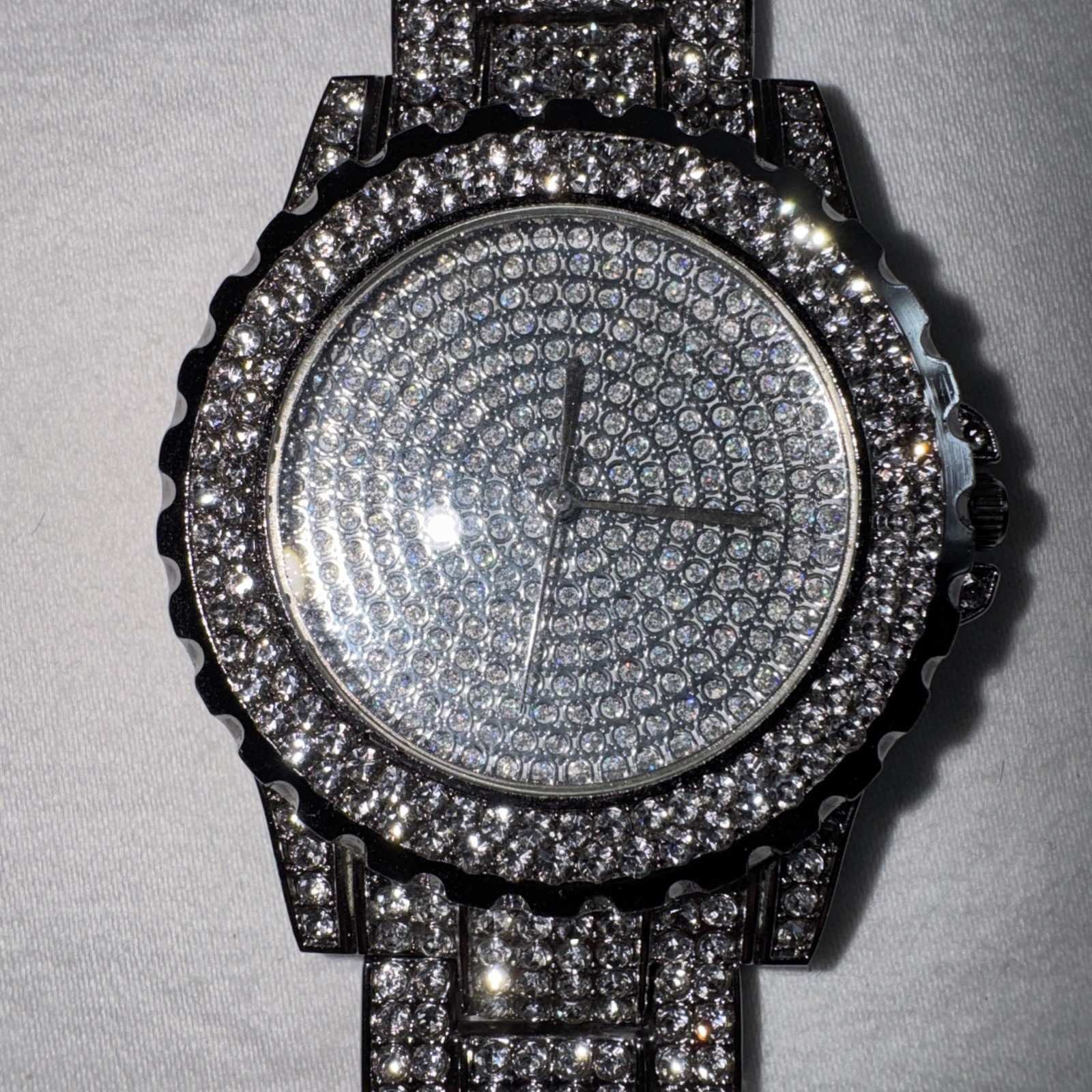 Silver Tone Luxury Analog Wristwatch Pavé Dial Metal Bracelet Round Fixed Bezel