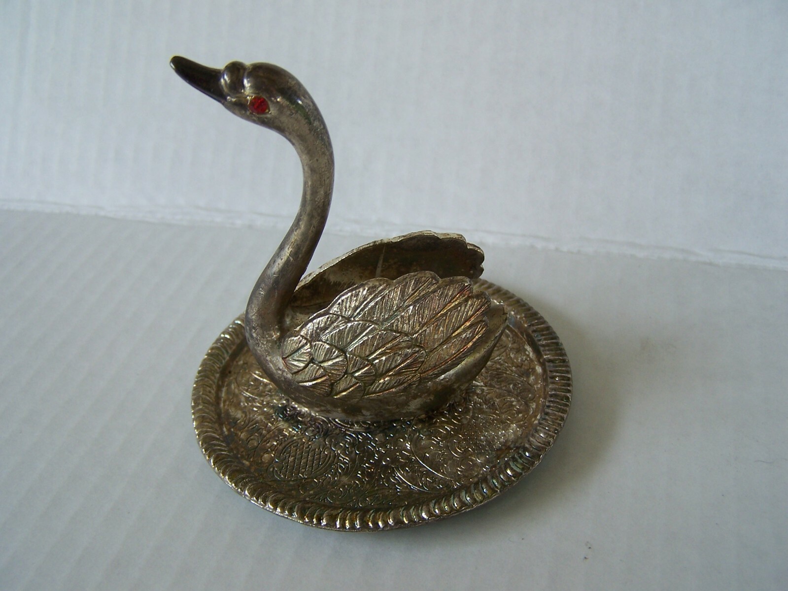 Vintage Swan EP Zinc Alloy Silver Ring Jewelry Holder With Red Rhinestone Eyes