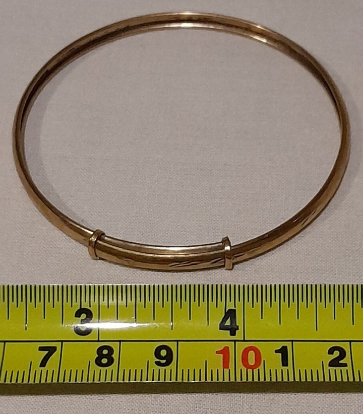 LARGE 9ct Gold ‘ADULT’S EXPANDABLE DIAMOND-CUT’ 8 inch Round BANGLE. 4.40 grams