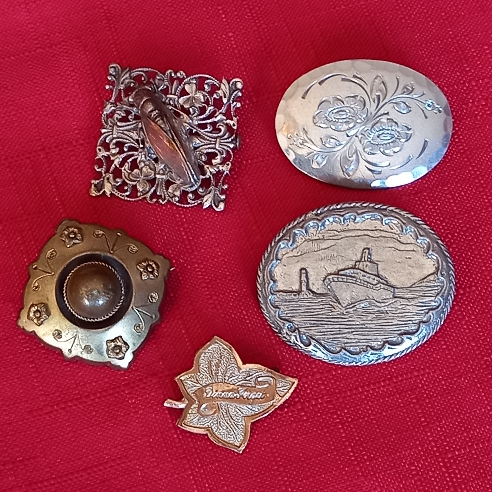 JOB LOT OF ANTIQUE/VINTAGE BROOCHES….IDEAL RESELL